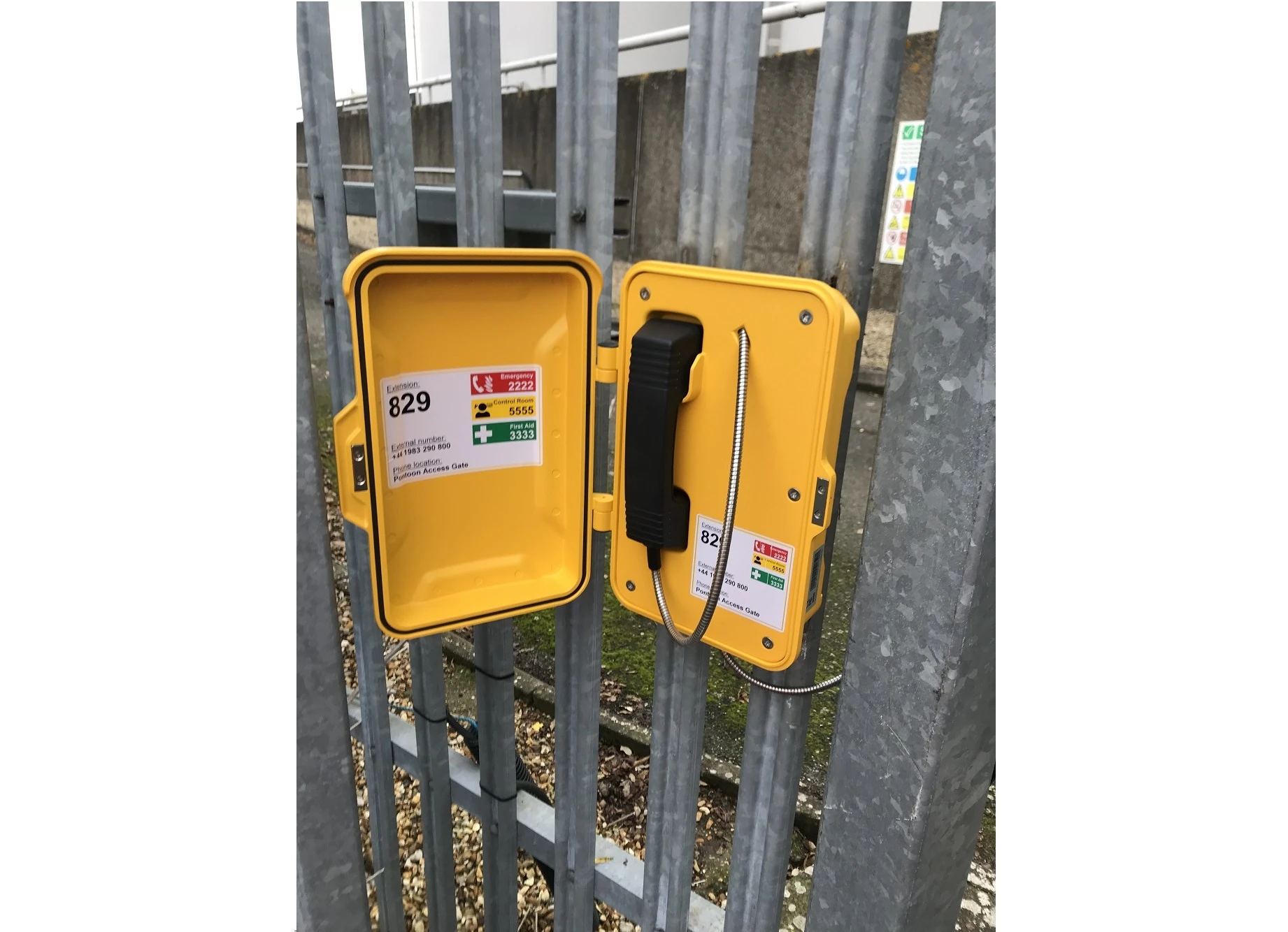 J & R Heavy Duty Telephones foram instalados em Cowes, Ilha de Wight, no Rein...